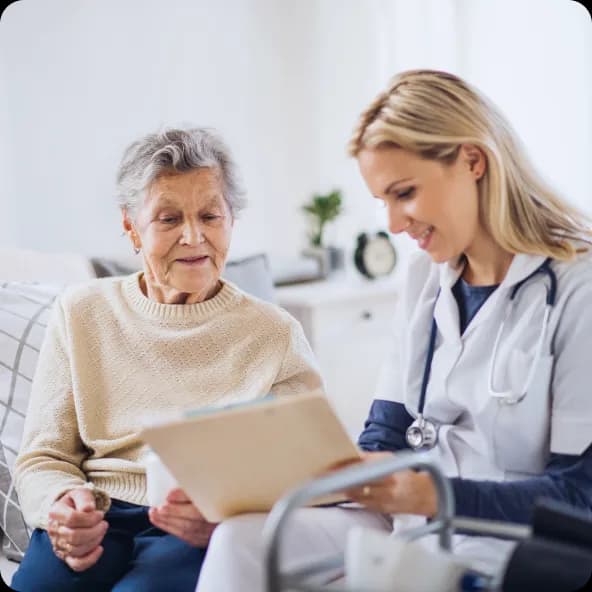Médica atendendo paciente idosa
